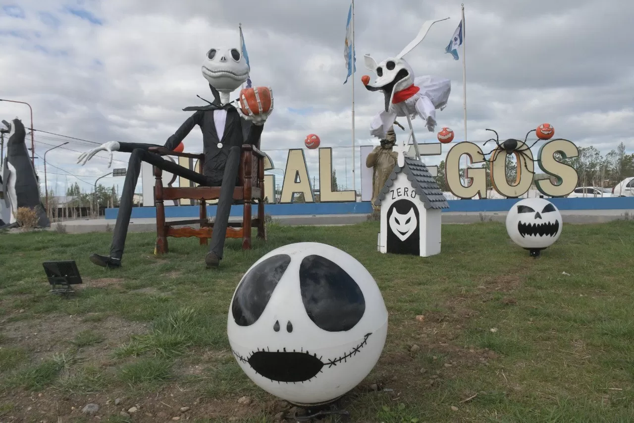 Río Gallegos se viste de Halloween: los personajes de “El extraño mundo de Jack” dan la bienvenida en el ingreso a la ciudad