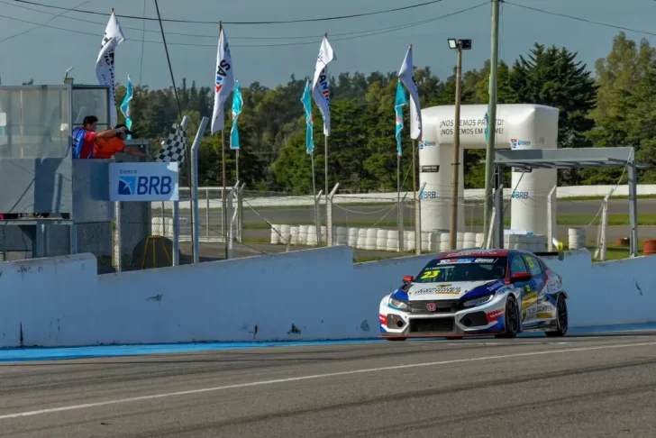 TCR South América: el radatilense “Nacho” Montenegro ganó la primera final del año en el Cabalén