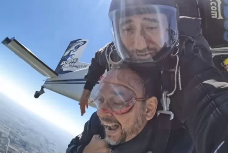 Practicaba paracaidismo, su equipo falló y cayó al vacío