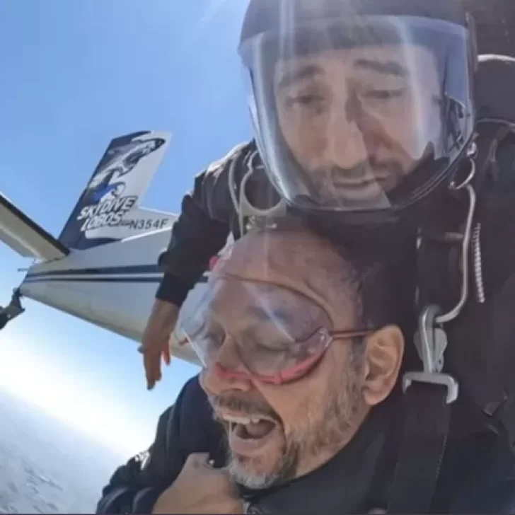 Practicaba paracaidismo, su equipo falló y cayó al vacío