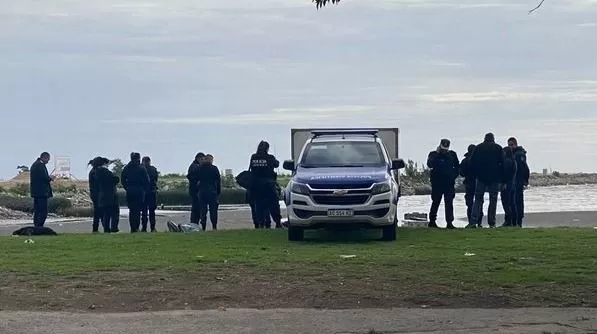 Encontraron a un joven muerto y con las manos atadas a la orilla del río 