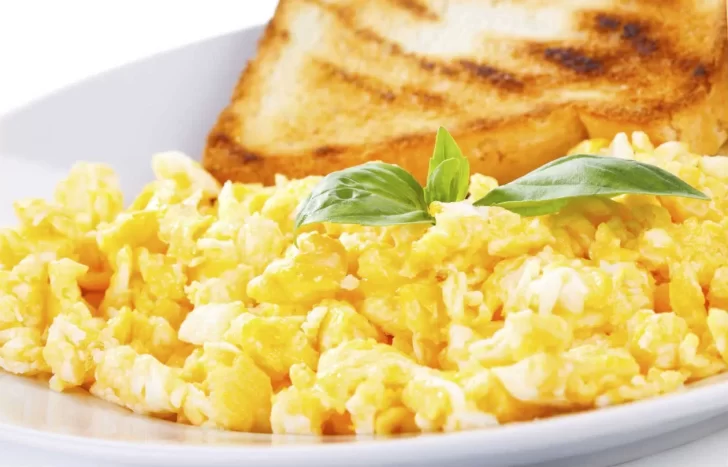 El nuevo clásico del desayuno: ¿cómo hacer huevos revueltos en 5 minutos?