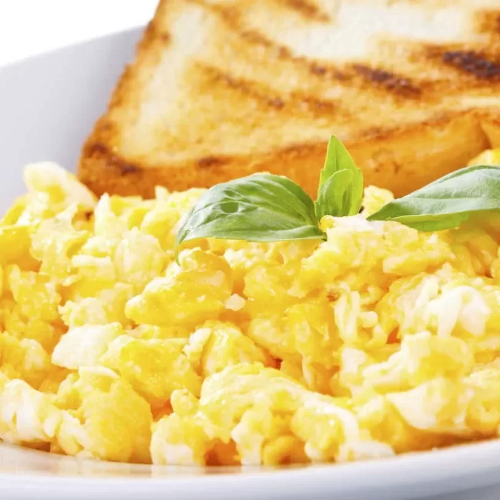 El nuevo clásico del desayuno: ¿cómo hacer huevos revueltos en 5 minutos?