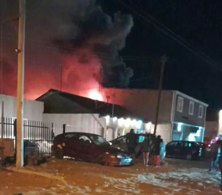 Incendio en una vivienda de Río Gallegos: rescatan a un menor y a su padre con quemaduras