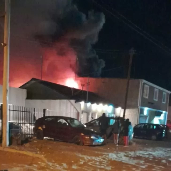 Incendio en una vivienda de Río Gallegos: rescatan a un menor y a su padre con quemaduras