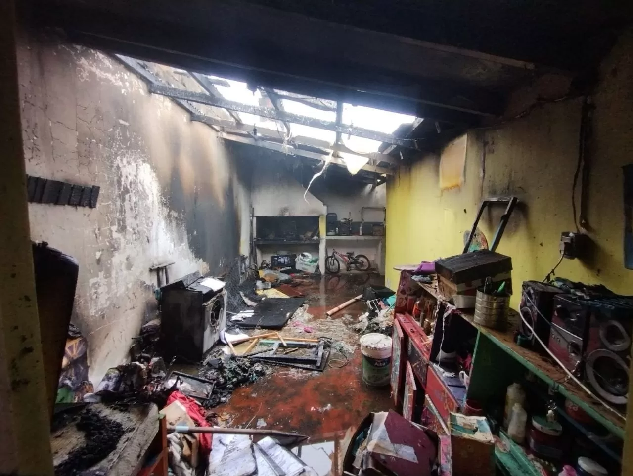 Rescataron a dos menores de un incendio en una vivienda del barrio Jorge Newbery
