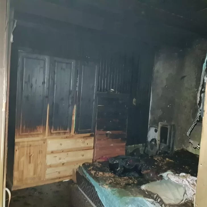 Un calefactor provocó el incendio de una vivienda: la propietaria debió ser trasladada al Hospital Zonal
