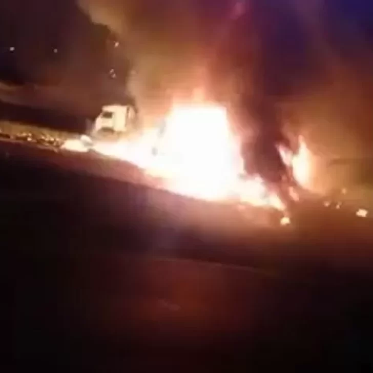 Explotó un camión lleno de combustible luego de chocar con otro en Panamericana Explotó un camión lleno de combustible luego de chocar con otro en Panamericana