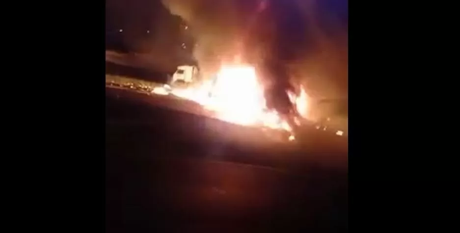 Explotó un camión lleno de combustible luego de chocar con otro en Panamericana Explotó un camión lleno de combustible luego de chocar con otro en Panamericana