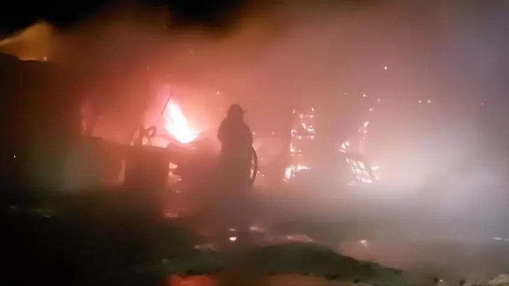 Bomberos logran controlar un impresionante incendio en una chacra de Pico Truncado