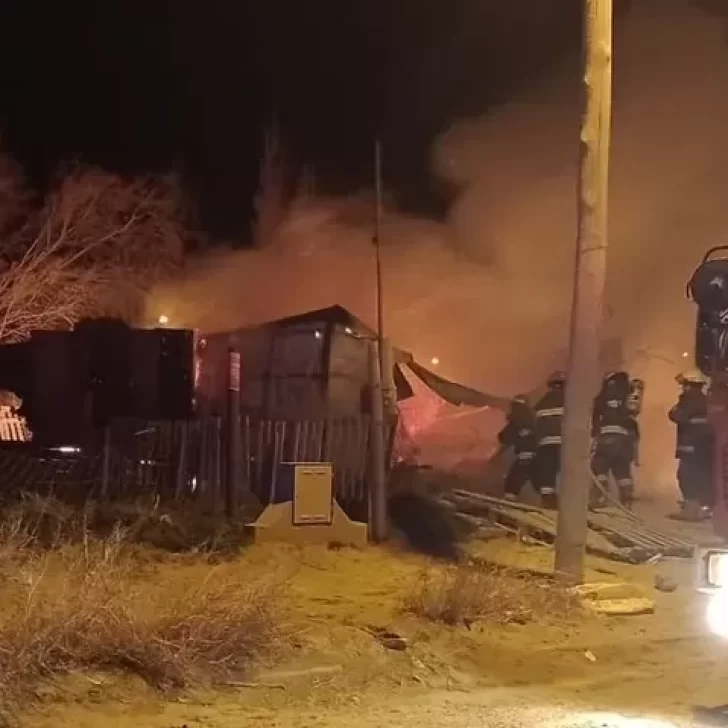 Una casa se incendió completamente por un desperfecto en una garrafa 