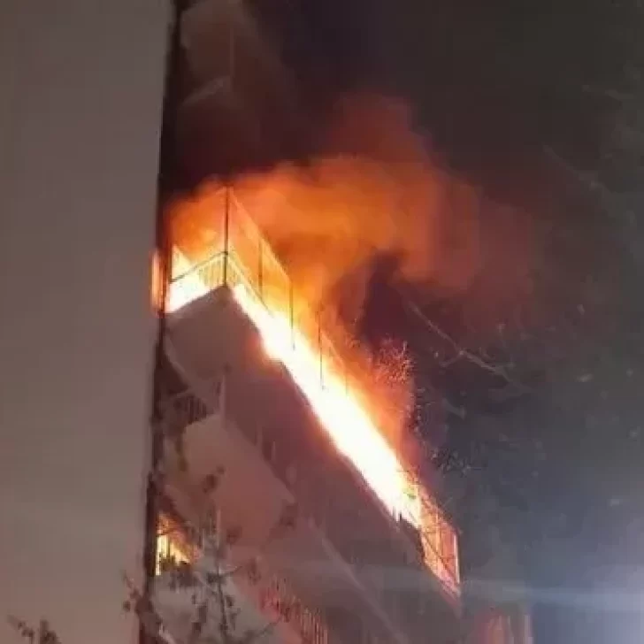 Voraz incendio en Recoleta: hay cinco muertos y al menos 18 heridos