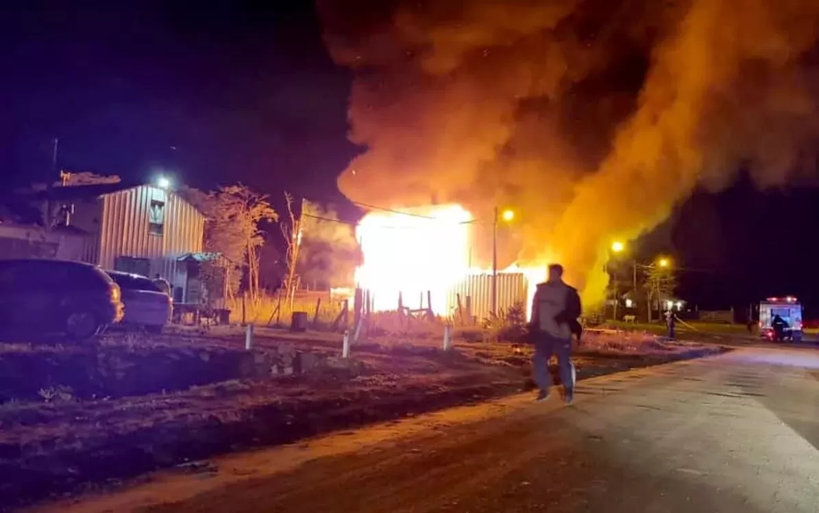 Trágico incendio en Ushuaia: tres menores de edad perdieron la vida