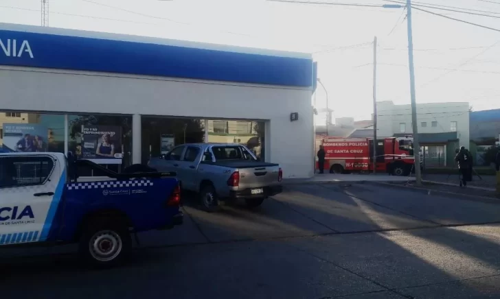 Alarma de incendio en un banco de Caleta Olivia: empleados evacuaron el edificio por un cortocircuito en una caldera