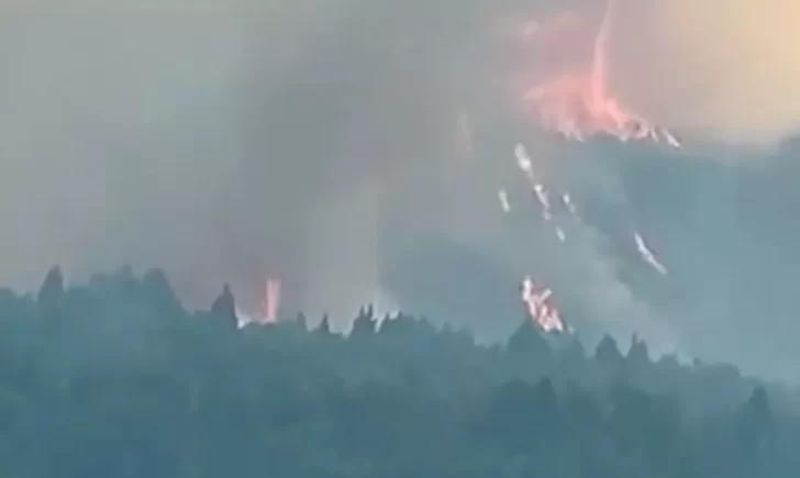 Cortaron la ruta 40 entre El Bolsón y Bariloche tras reavivarse un incendio forestal