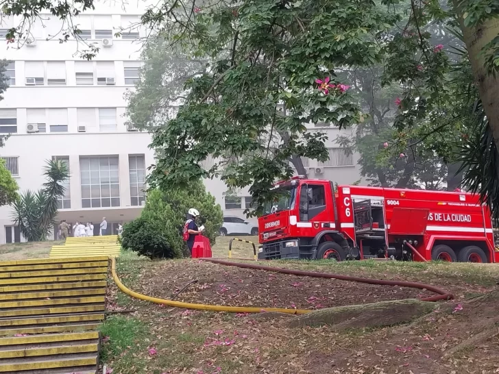 Explosión e incendio en el Hospital Militar de Buenos Aires: evacuaron a los pacientes