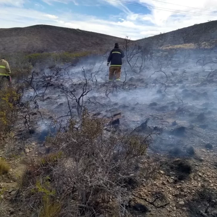 Bomberos de Santa Cruz aseguraron que está controlado el incendio cerca del pozo petrolero Bomberos de Santa Cruz aseguraron que está controlado el incendio cerca del pozo petrolero