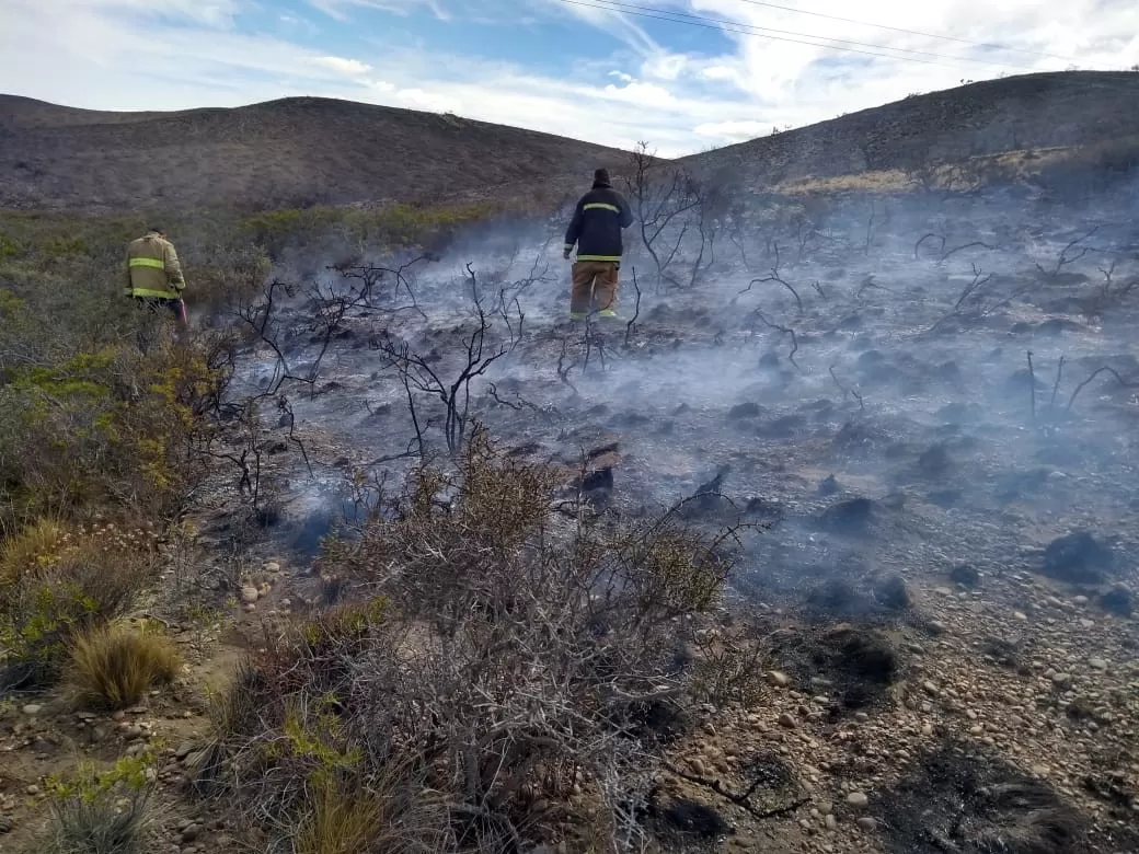 Bomberos de Santa Cruz aseguraron que está controlado el incendio cerca del pozo petrolero Bomberos de Santa Cruz aseguraron que está controlado el incendio cerca del pozo petrolero