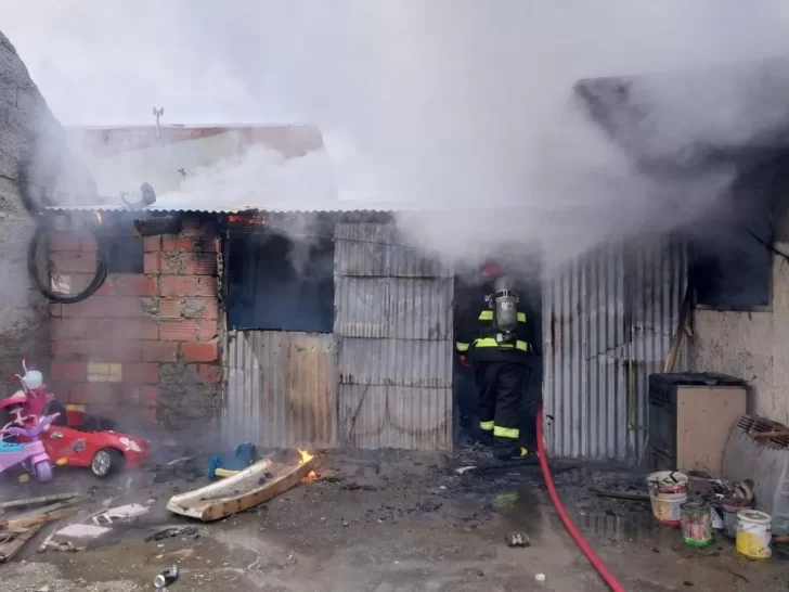 Una vivienda de Río Gallegos sufrió un voraz incendio por un desperfecto eléctrico