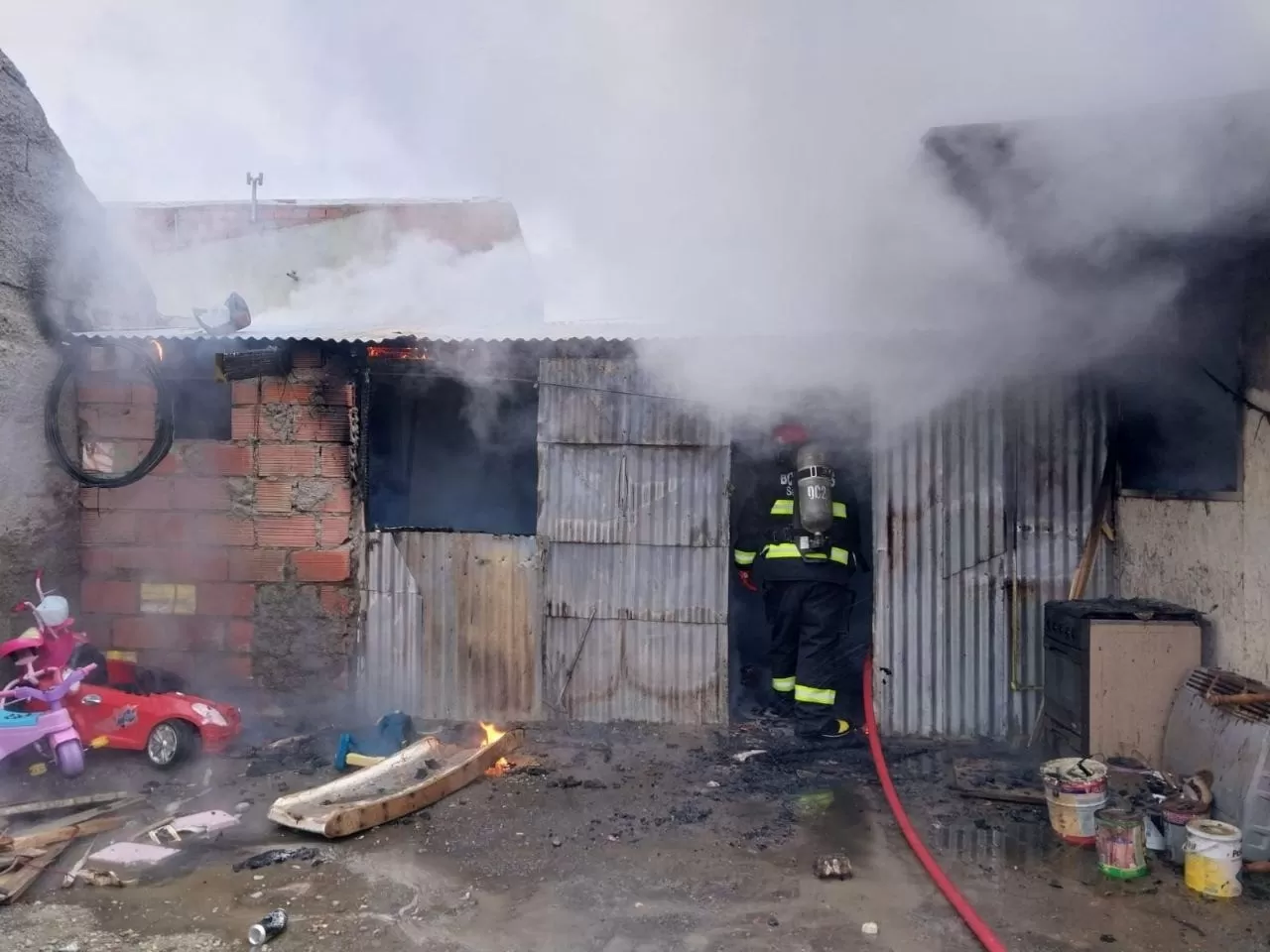 Una vivienda de Río Gallegos sufrió un voraz incendio por un desperfecto eléctrico