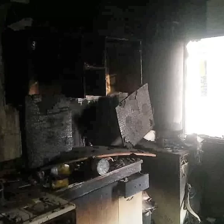Albañil y su familia perdieron hasta la moto en el incendio de su casa y una mujer que lo contrató pidió ayuda porque “quedaron con lo puesto” Albañil y su familia perdieron hasta la moto en el incendio de su casa y una mujer que lo contrató pidió ayuda porque “quedaron con lo puesto”
