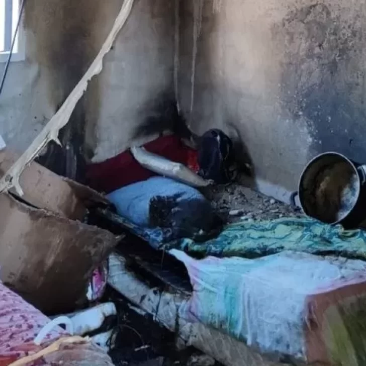 Cocinaban con un anafe, se descontroló el fuego y se les incendió la vivienda