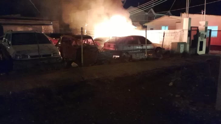 Voraz incendio en un taller mecánico afectó a varios vehículos en Río Gallegos