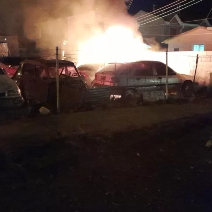 Voraz incendio en un taller mecánico afectó a varios vehículos en Río Gallegos