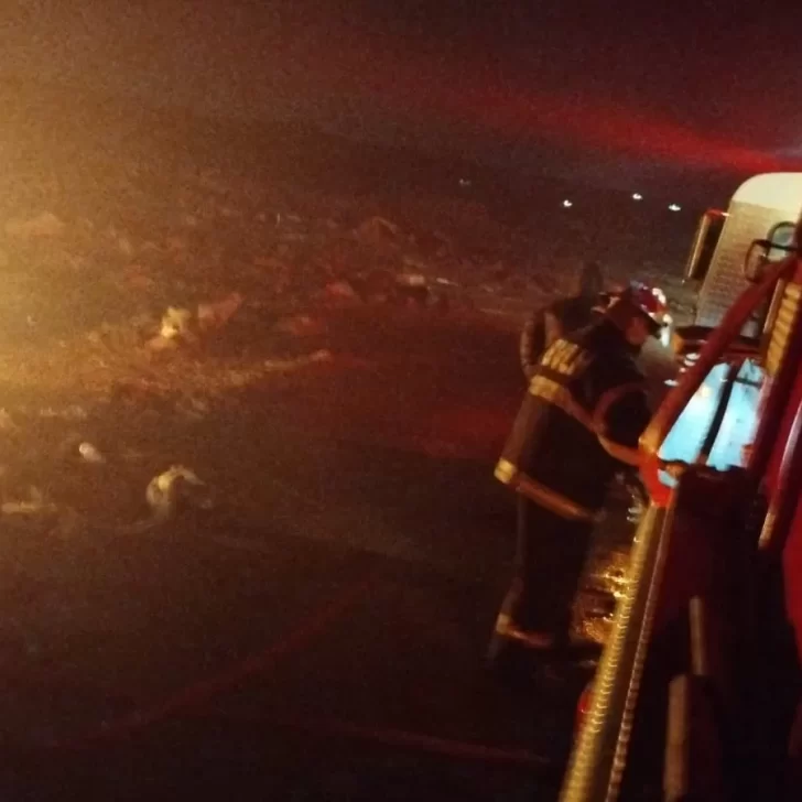 Las Heras: el temporal de viento provocó un incendio en el basural  