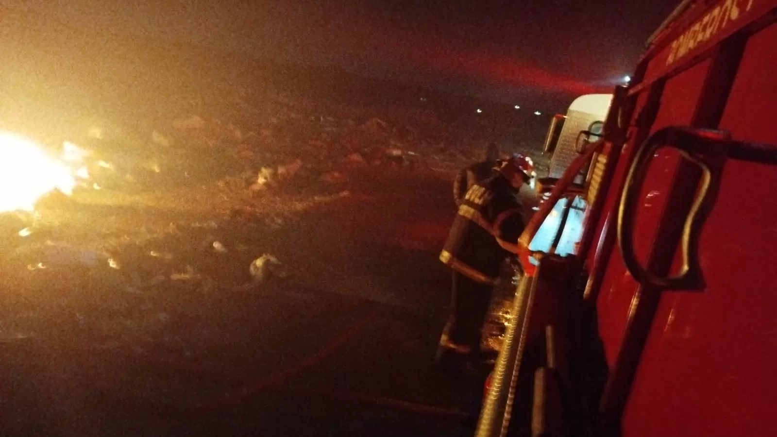 Las Heras: el temporal de viento provocó un incendio en el basural  