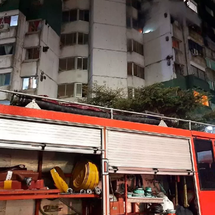 Un nene de 7 años falleció y otro de 3 se encuentra grave tras incendio de un departamento