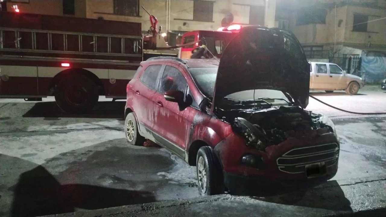 Prendieron fuego un vehículo en los 400 Departamentos y la Policía busca a los responsables