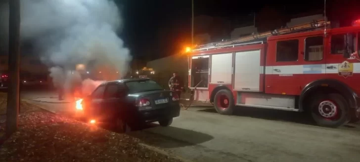 Un vehículo se prendió fuego en frente del Hospital Formenti de El Calafate