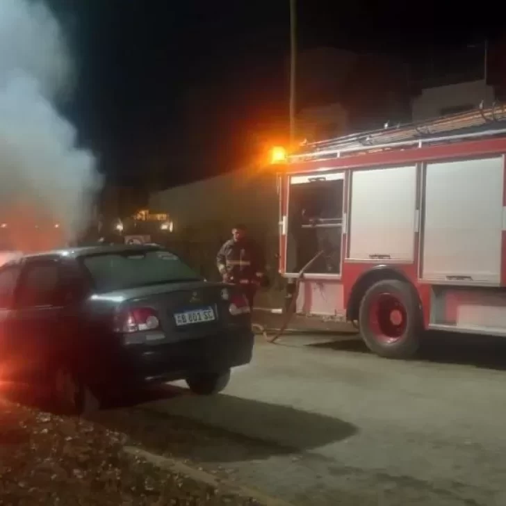 Un vehículo se prendió fuego en frente del Hospital Formenti de El Calafate