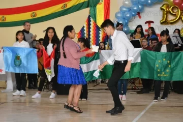 Residentes en Río Gallegos celebran el 199° Aniversario de la Independencia de Bolivia