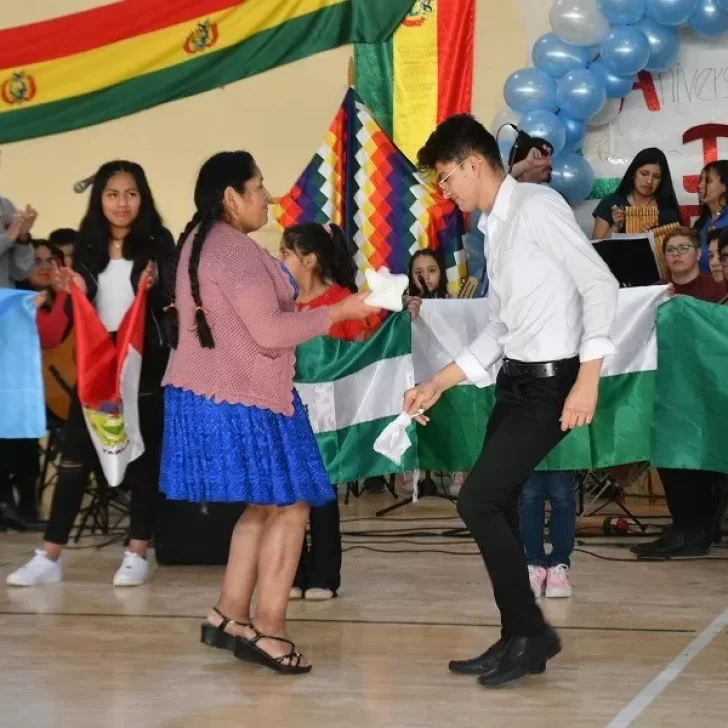 Residentes en Río Gallegos celebran el 199° Aniversario de la Independencia de Bolivia