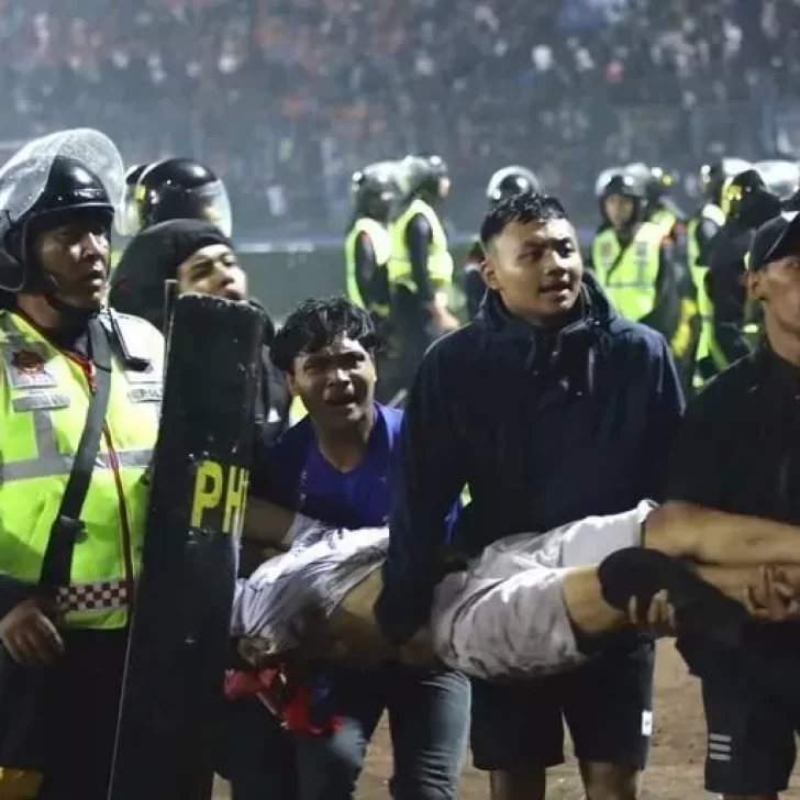 Tragedia en Indonesia: confirman 125 muertos tras incidentes en un partido de fútbol Tragedia en Indonesia: confirman 125 muertos tras incidentes en un partido de fútbol
