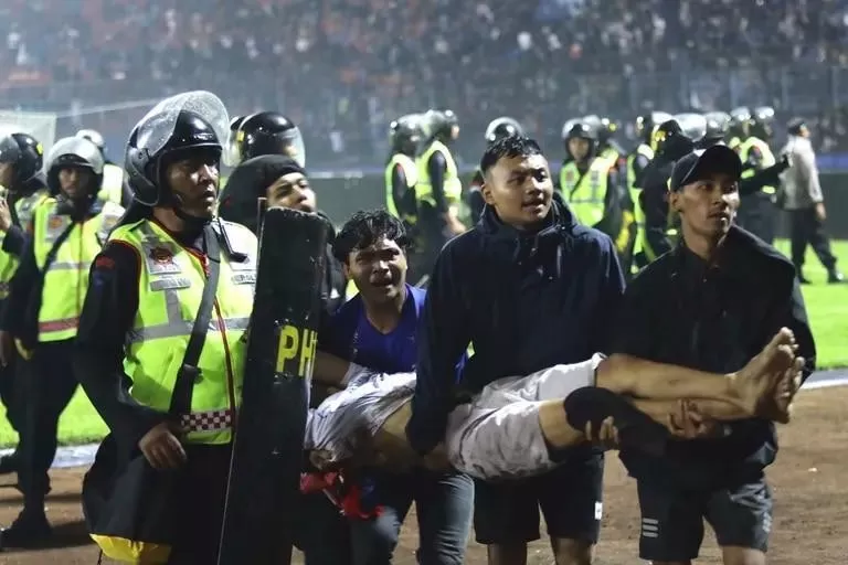 Tragedia en Indonesia: confirman 125 muertos tras incidentes en un partido de fútbol Tragedia en Indonesia: confirman 125 muertos tras incidentes en un partido de fútbol