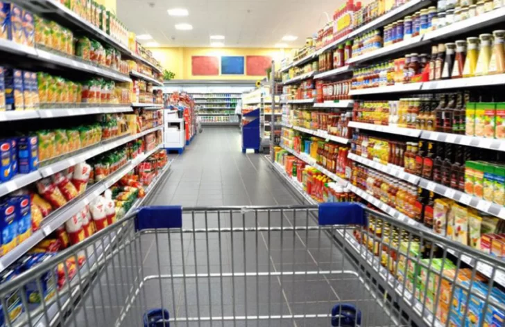Massa anunció acuerdo con supermercados y mayoristas de 5% de aumento mensual