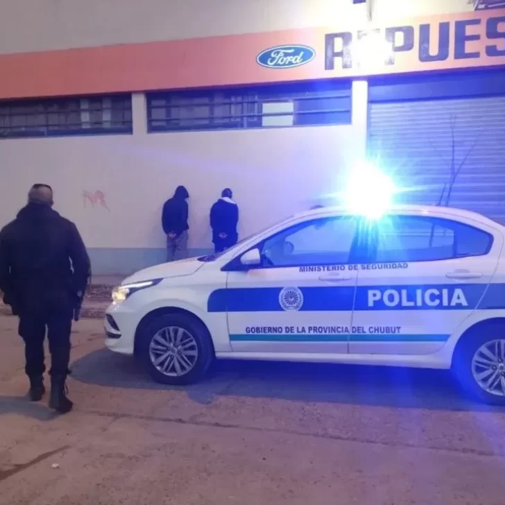 Dos menores intentaron robar en un patrullero y fueron detenidos