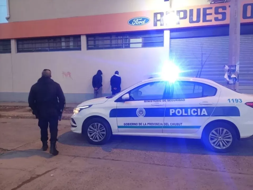 Dos menores intentaron robar en un patrullero y fueron detenidos