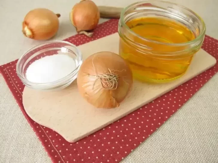 ¿Cómo se prepara el jarabe de cebolla para aliviar la tos?