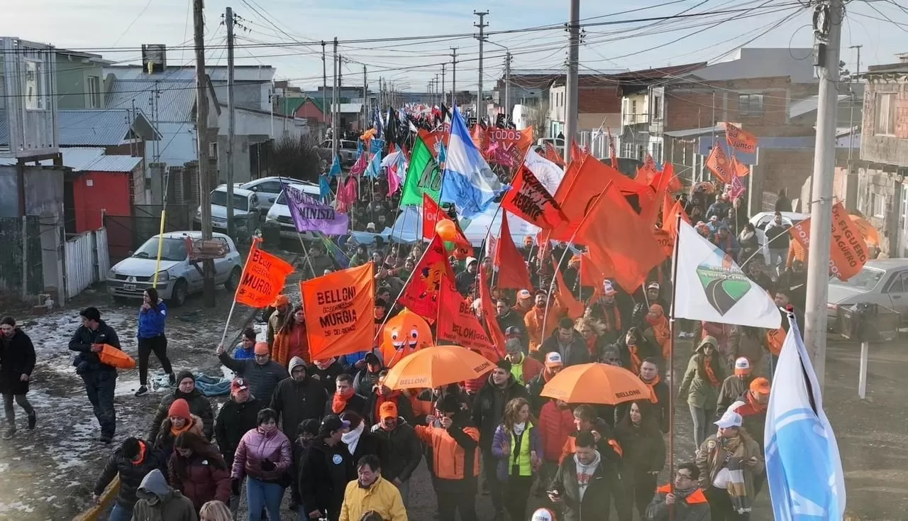 Javier Belloni encabezó una multitudinaria caminata en Río Gallegos a 15 días de las elecciones en Santa Cruz