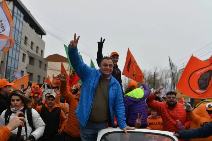 Javier Belloní cerró la campaña para gobernador con una masiva caminata y acto en Río Gallegos