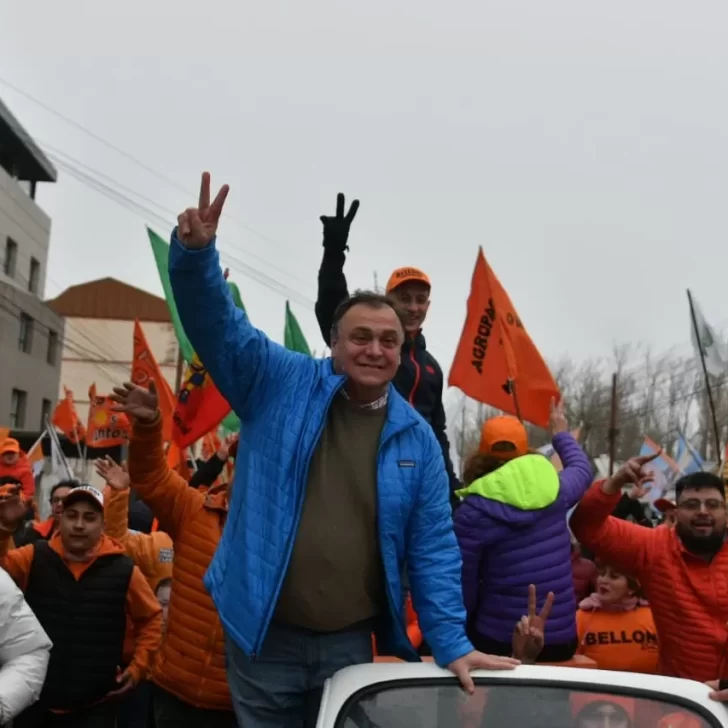 Javier Belloní cerró la campaña para gobernador con una masiva caminata y acto en Río Gallegos