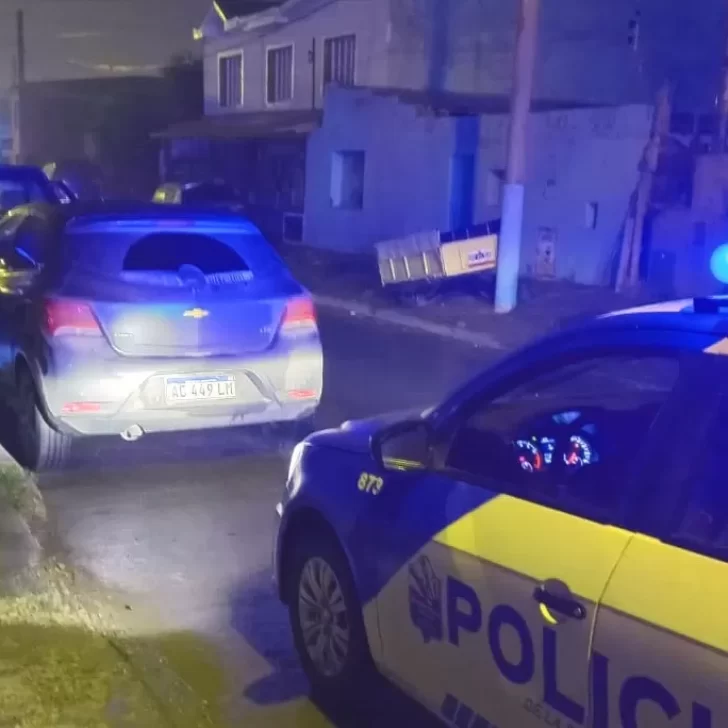 Estaba tomando en un bar, se robó un auto, buscó a su novia y los atraparon Estaba tomando en un bar, se robó un auto, buscó a su novia y los atraparon