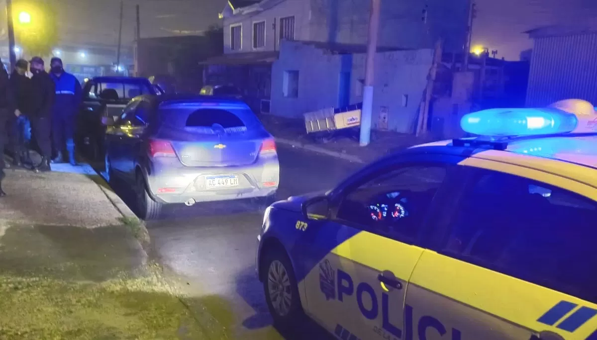 Estaba tomando en un bar, se robó un auto, buscó a su novia y los atraparon Estaba tomando en un bar, se robó un auto, buscó a su novia y los atraparon