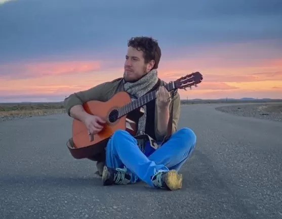 La música del cantante de Río Gallegos Juane Braccalenti sonará en las radios nacionales toda la semana