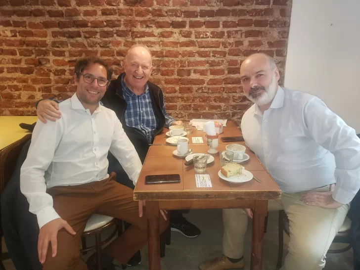 Un juez falló en contra de la exploración offshore en Argentina y fue a festejar con un abogado ambientalista que presentó un amparo