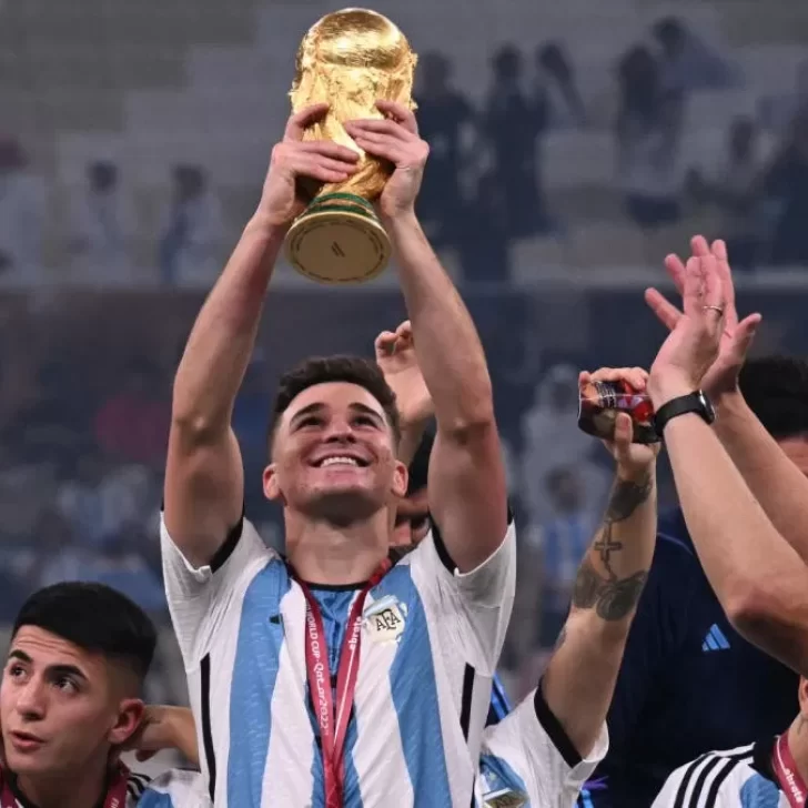 ¡23 con la tercera! Julián Álvarez cumple años y lo festejó con una torta Mundial ¡23 con la tercera! Julián Álvarez cumple años y lo festejó con una torta Mundial
